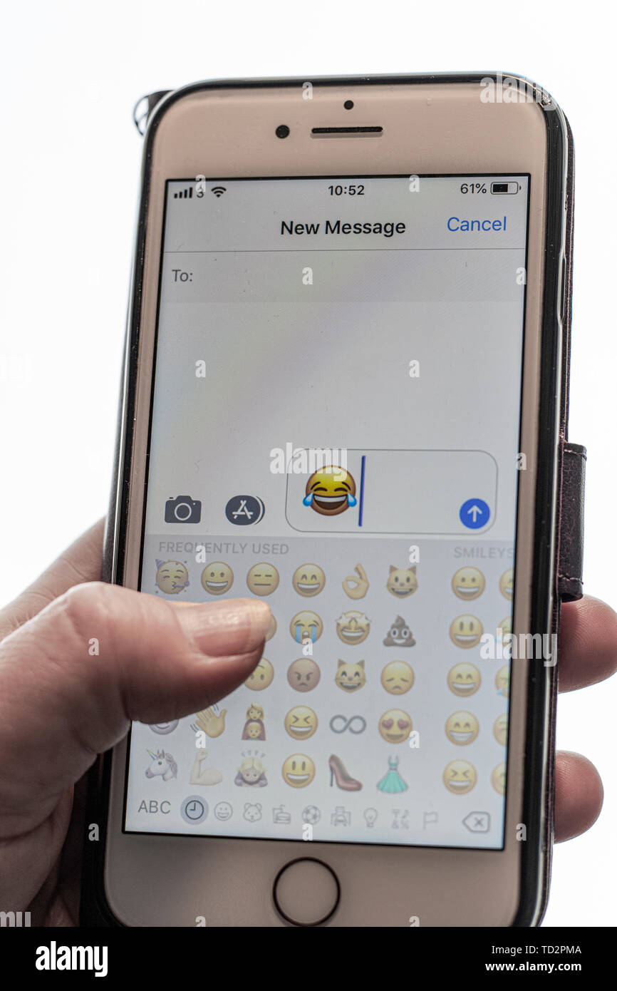 Handy anzeigen empfehlen Sie den Weinen mit Gelächter emoji Stockfoto