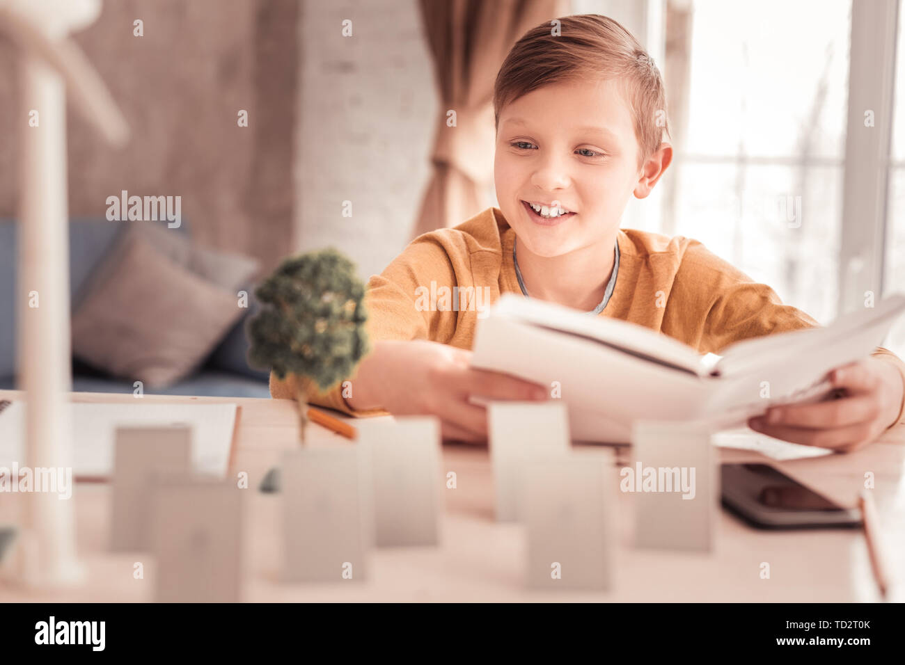 Blonde Schüler tragen gelbe Shirt Stockfoto