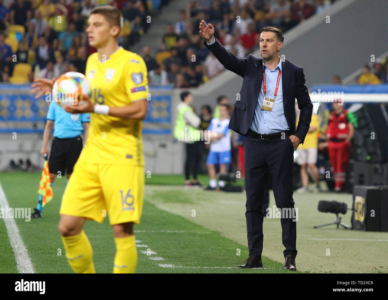 Lemberg, Ukraine - Juni 7, 2019: Serbische manager Mladen Krstajic in Aktion während der UEFA EURO Qualifikationsspiel in der Ukraine 2020 v Serbien im Arena Lemberg stadi Stockfoto