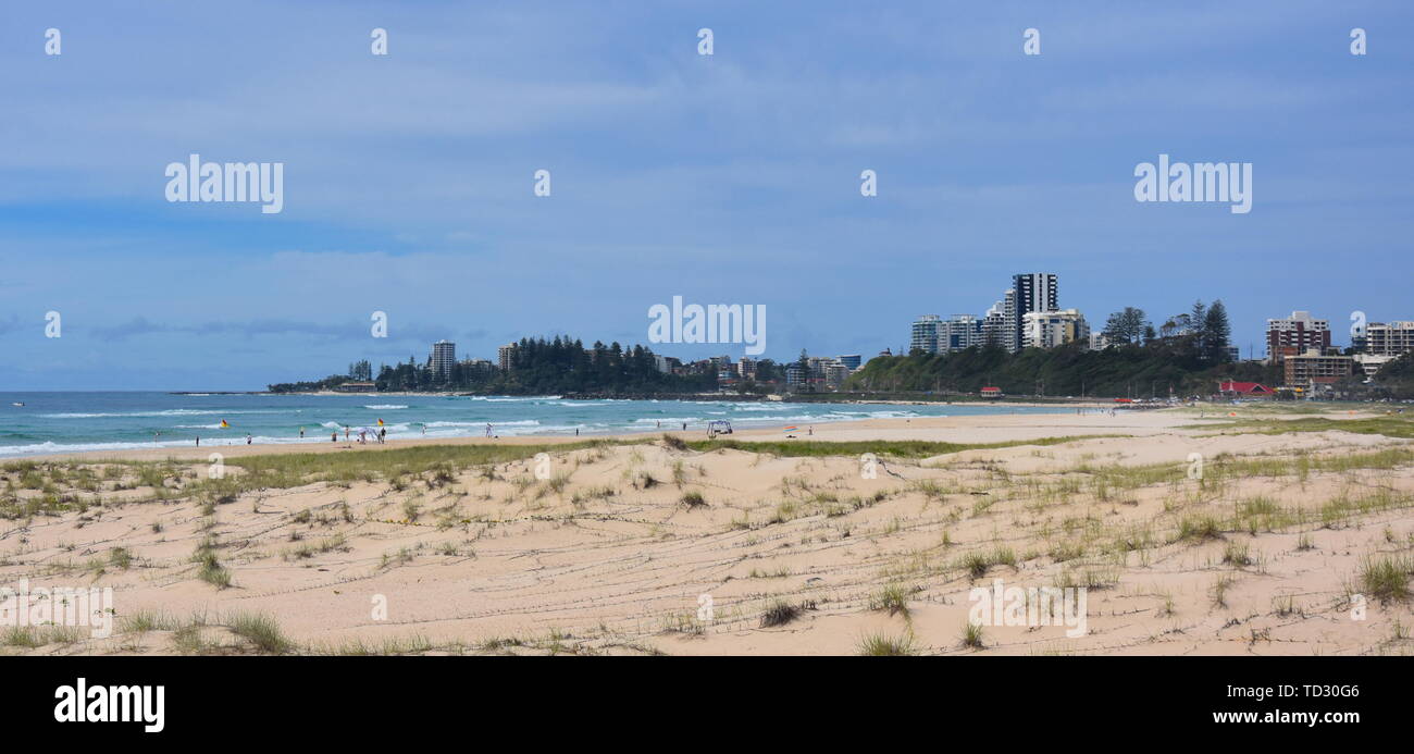 Anzeigen von Coolangatta aus tugun Esplanade. Menschen Entspannen und Sonnenbaden auf Kirra Beach. Stockfoto