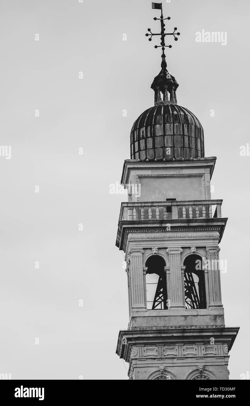 Großer, hoher Glockenturm mit einem Emblem an der Spitze Ein Gebäude Stockfoto