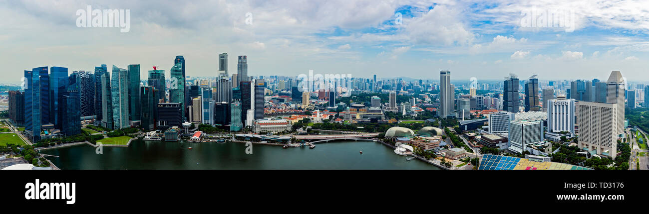 Singapur, 25. April 2019, Bbusiness Bezirk Panorama über Marina Bay Stockfoto