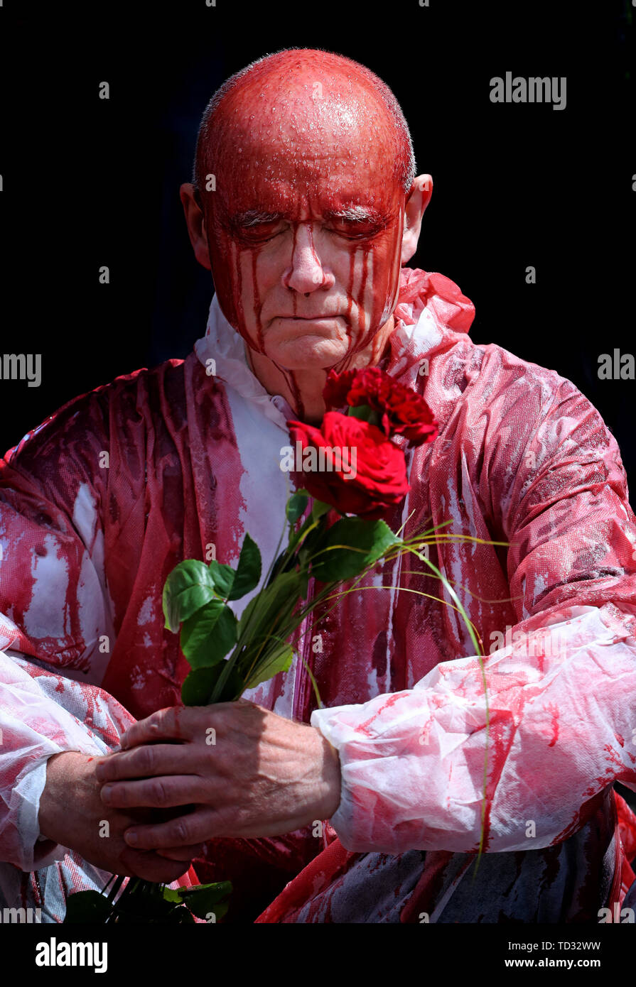 Ein Demonstrator mit gefälschten Blut an einem Klimawandel Protest außerhalb Leinster House in Dublin behandelt. Stockfoto