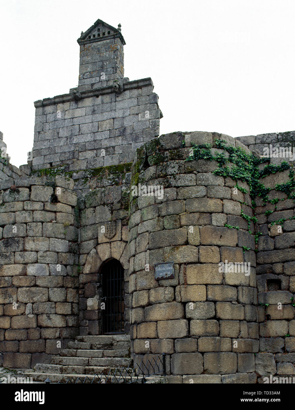 Spanien. Galizien. Besonders hervorzuheben. Zas. Das Schloss der Grafen von Sarmiento. Es war in der Mitte des 15. Jahrhunderts gebaut. Spätgotischen Stil. Eine der Zugangsklappen zu den Gehäuse, verteidigt mit zwei Würfel Türmen. Über der Tür, das Wappen der Sarmientos. Stockfoto