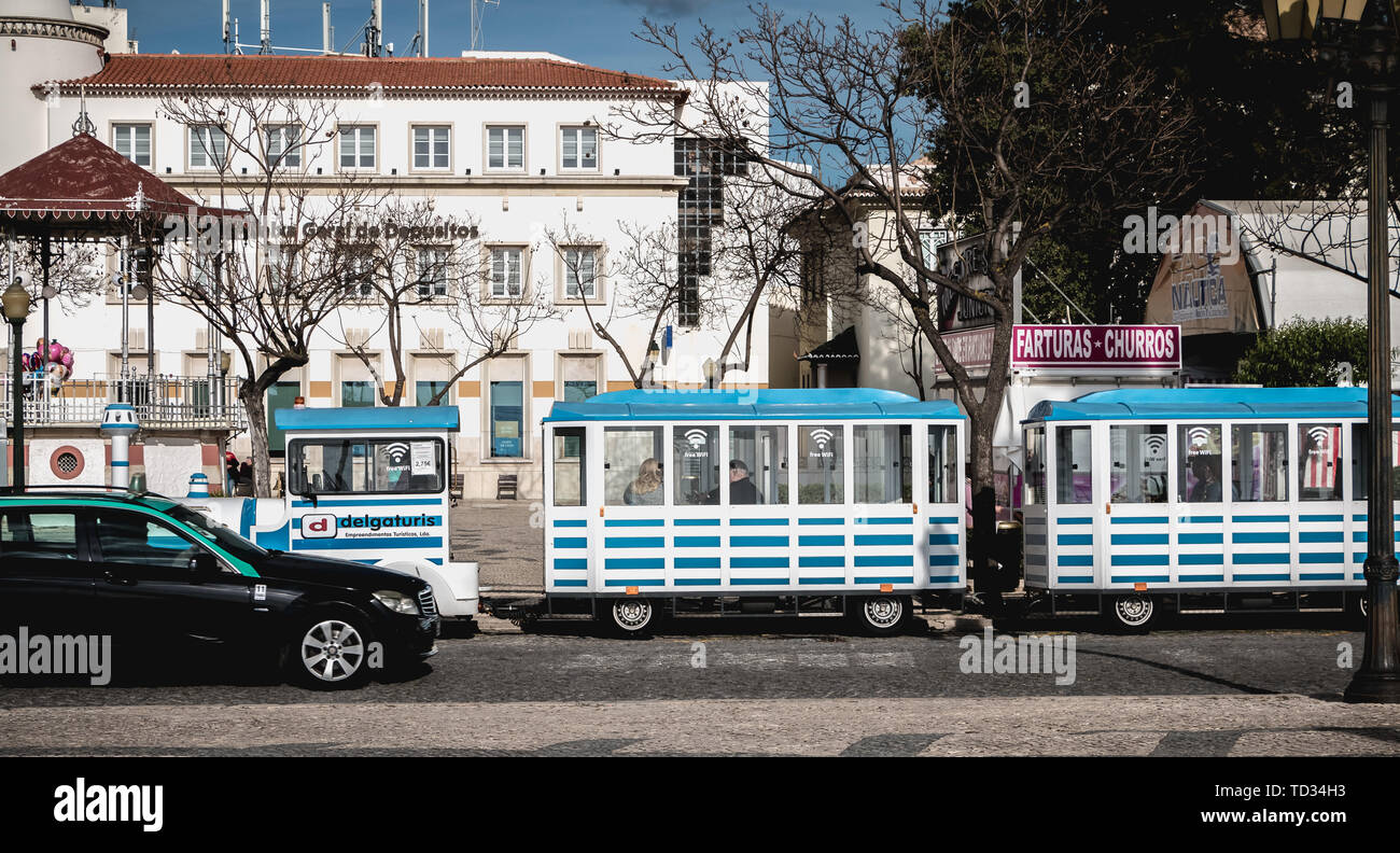 Faro, Portugal - Mai 1, 2018: kleiner touristischer Zug, die die Stadt in der historischen Innenstadt an einem Frühlingstag Stockfoto