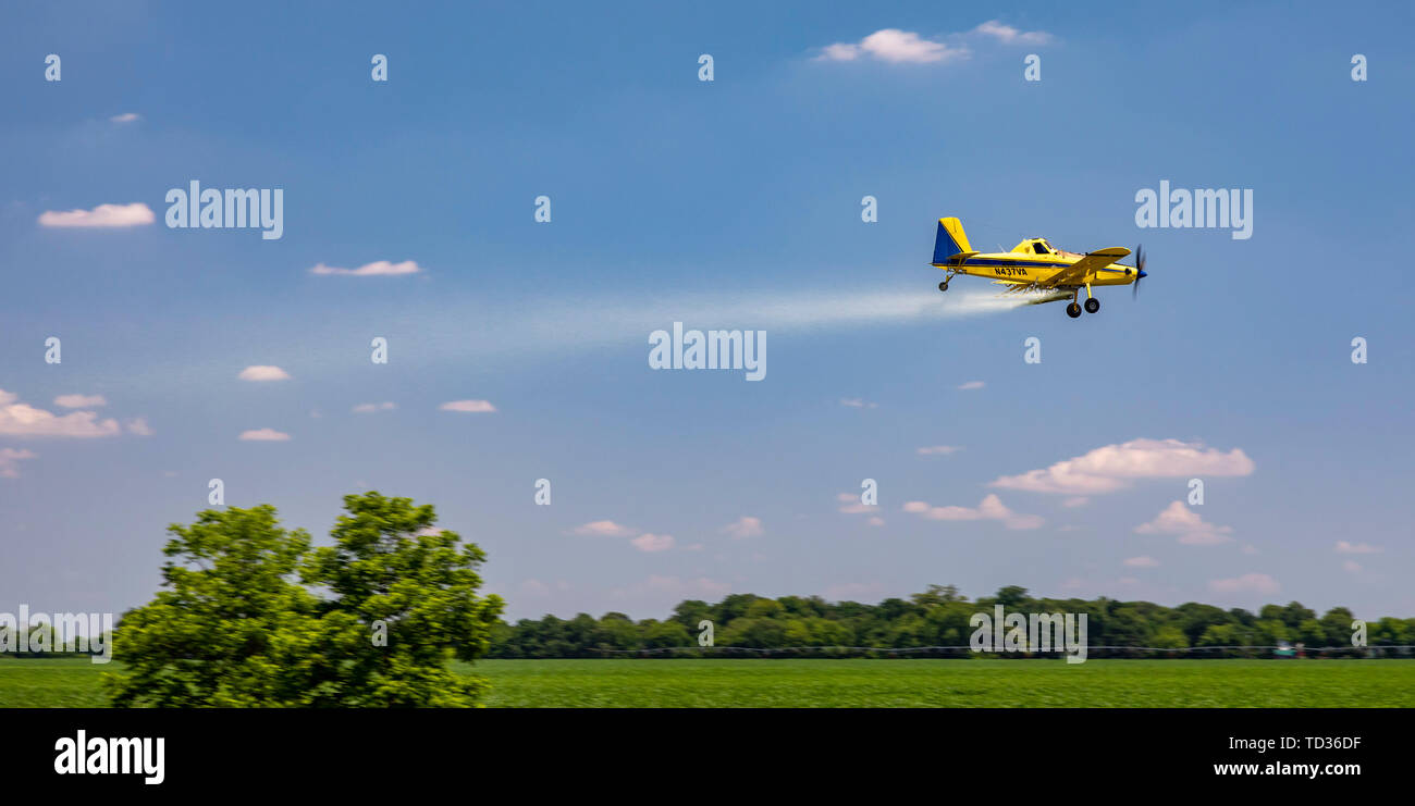 Indianola, Mississippi - ein Flugzeug gilt Schädlingsbekämpfungsmittel mit einem Feld im Mississippi Delta. Stockfoto