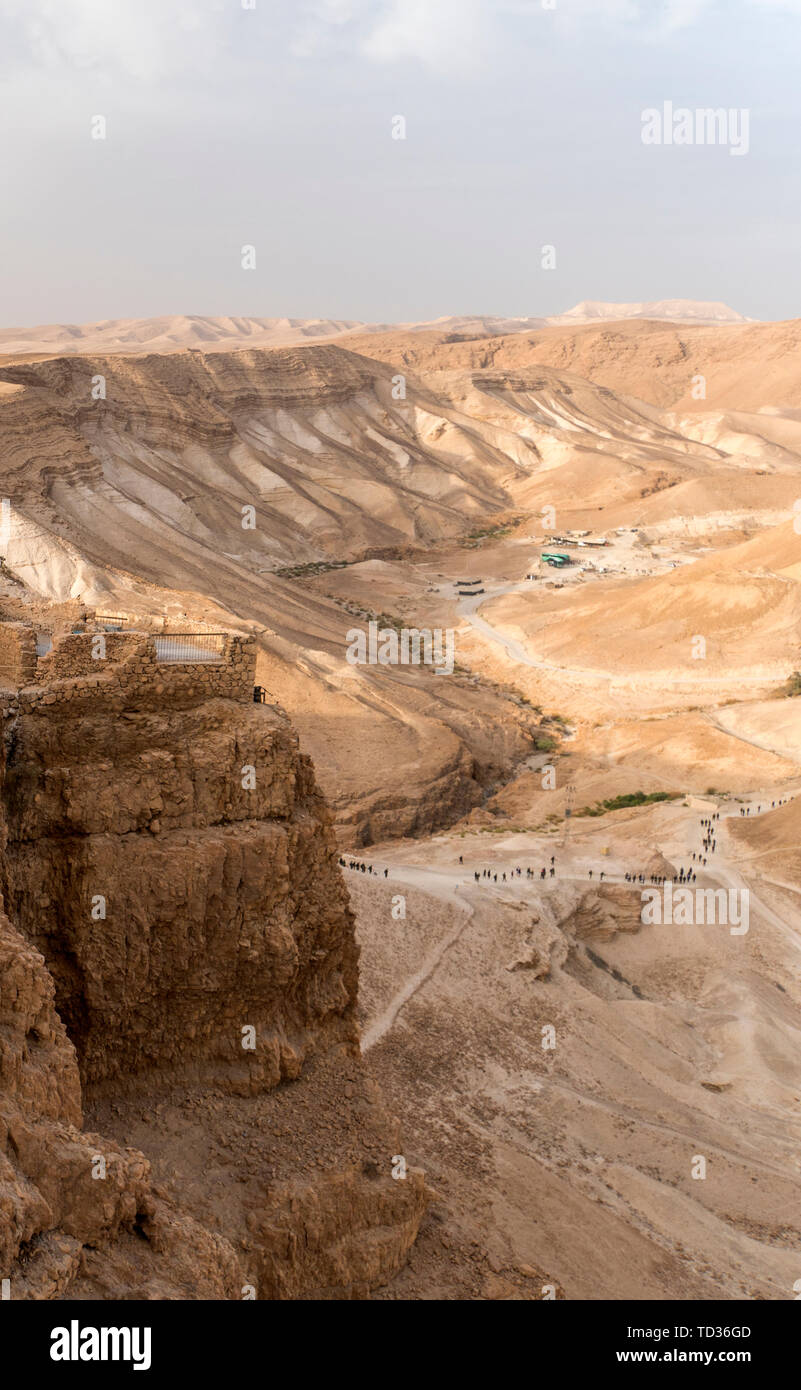 Panoramablick von Masada Gipfel und Vorgebirge mit vielen Menschen, Israel. Reisen und Tourismus in Israel. Festung Masada in der Judäischen Wüste gebaut Stockfoto