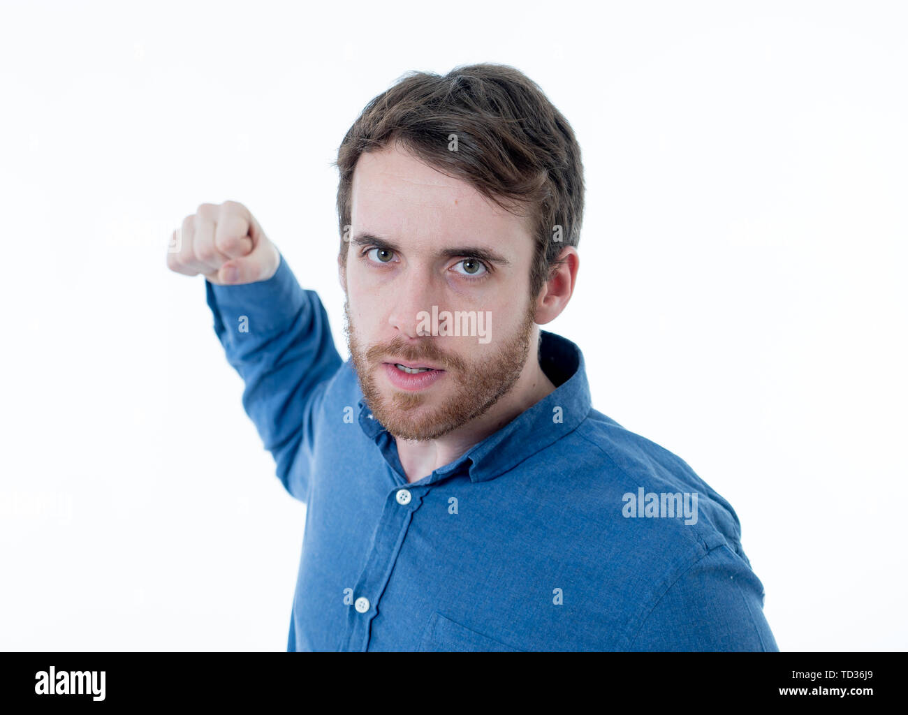 Verärgert junger bärtiger Mann mit einem wütenden Blicken, sauer und wütend ist frustriert. In der Nähe von Studio Schuß auf weißem Hintergrund. Menschen, Fa Stockfoto