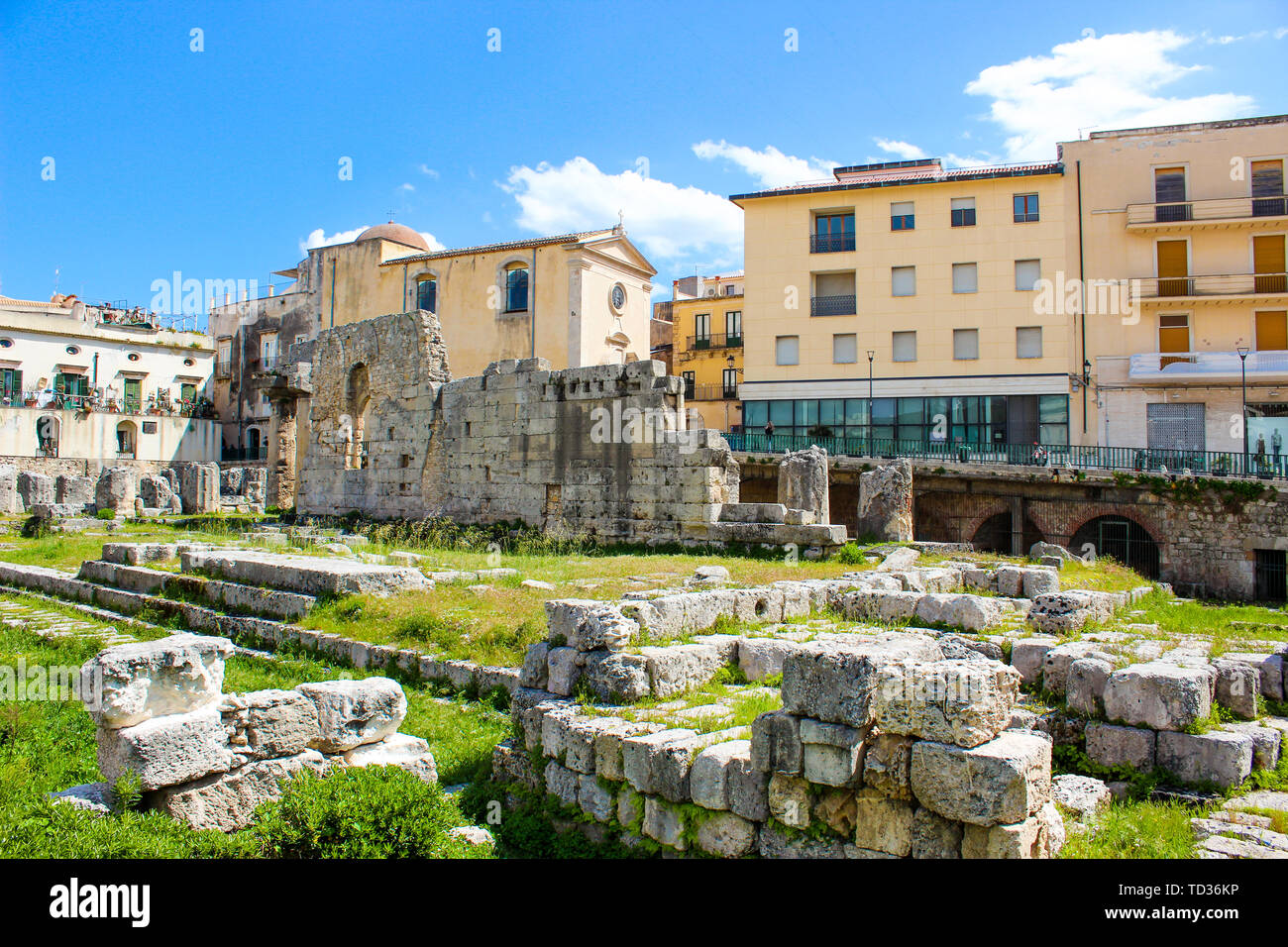 Die Ruinen der Tempel des Apollo in der Insel Ortigia im historischen Zentrum von Syrakus, Sizilien, Italien. Bedeutenden antiken griechischen Monumenten. Beliebte Touristenattraktion. Sonnigen Tag, blauer Himmel. Stockfoto