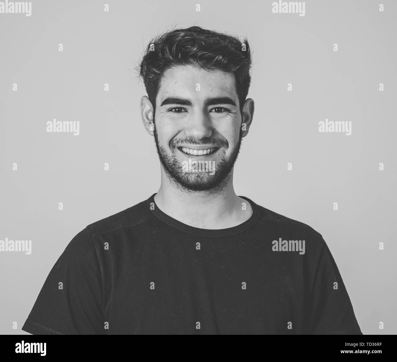 Positive menschliche Mimik und Emotionen. Portrait von gutaussehenden jungen Mann in seinem 20s mit Glücklich lächelnde und freundliche Gesten an der Stockfoto