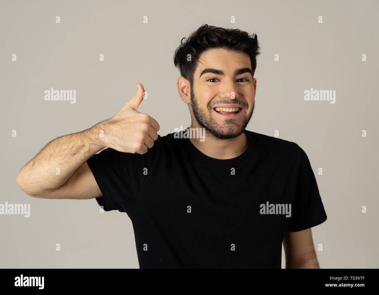 Porträt der gut aussehende junge Mann mit Daumen nach oben unterzeichnen Gefühl fröhlich, glücklich und zufrieden. Junge glückliche Schüler männlich Daumen hoch, in freudiger Ap Stockfoto