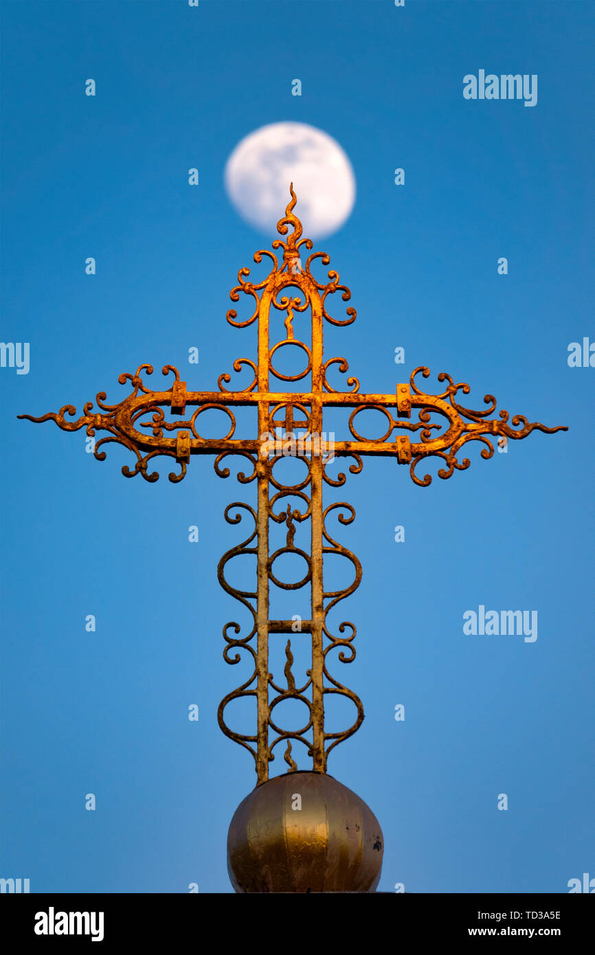 Kreuz vor einem Waxing gibbous Mond Stockfoto