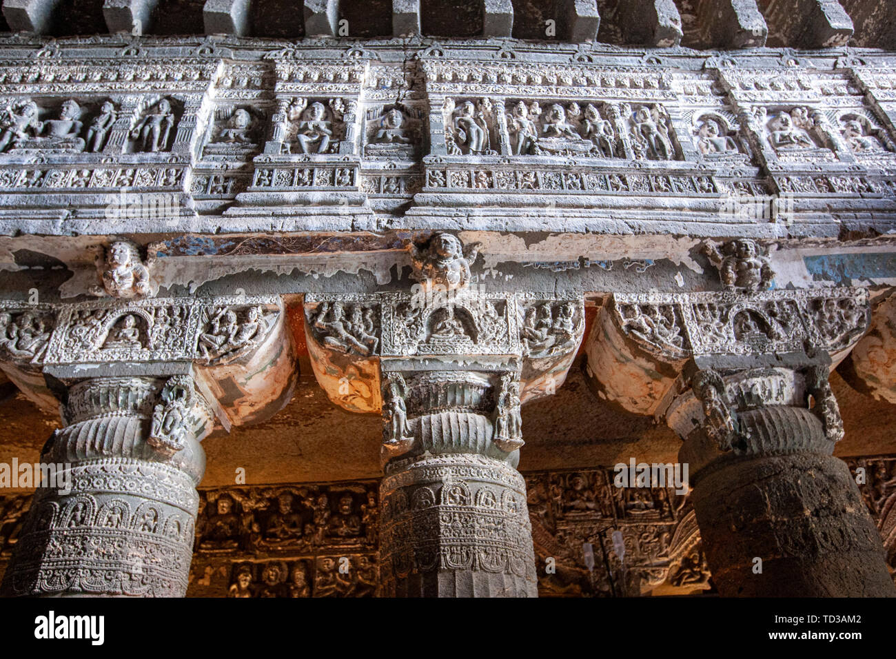 Säulen, Konsolen und das triforium sind weitgehend mit buddhistischen Themen geschnitzt. Cave 26, Ajanta Höhlen, Mumbai, Maharashtra, Indien Stockfoto
