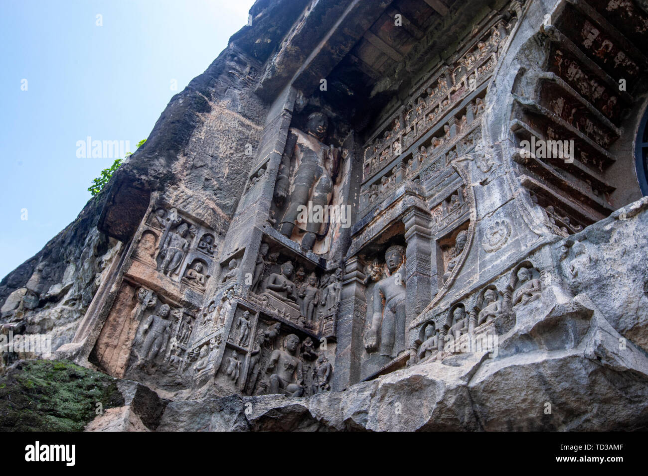Stein geschnitzten Figuren in der Fassade der Höhle 26 (5. Jahrhundert CE), Ajanta Höhlen, Mumbai, Maharashtra, Indien Stockfoto