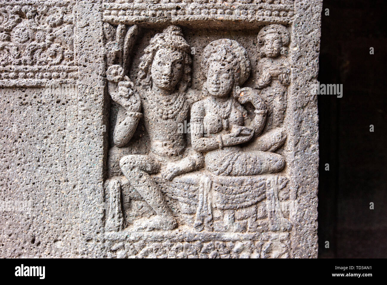 Stein geschnitzten Figuren in der Fassade der Höhle 26 (5. Jahrhundert CE), Ajanta Höhlen, Mumbai, Maharashtra, Indien Stockfoto