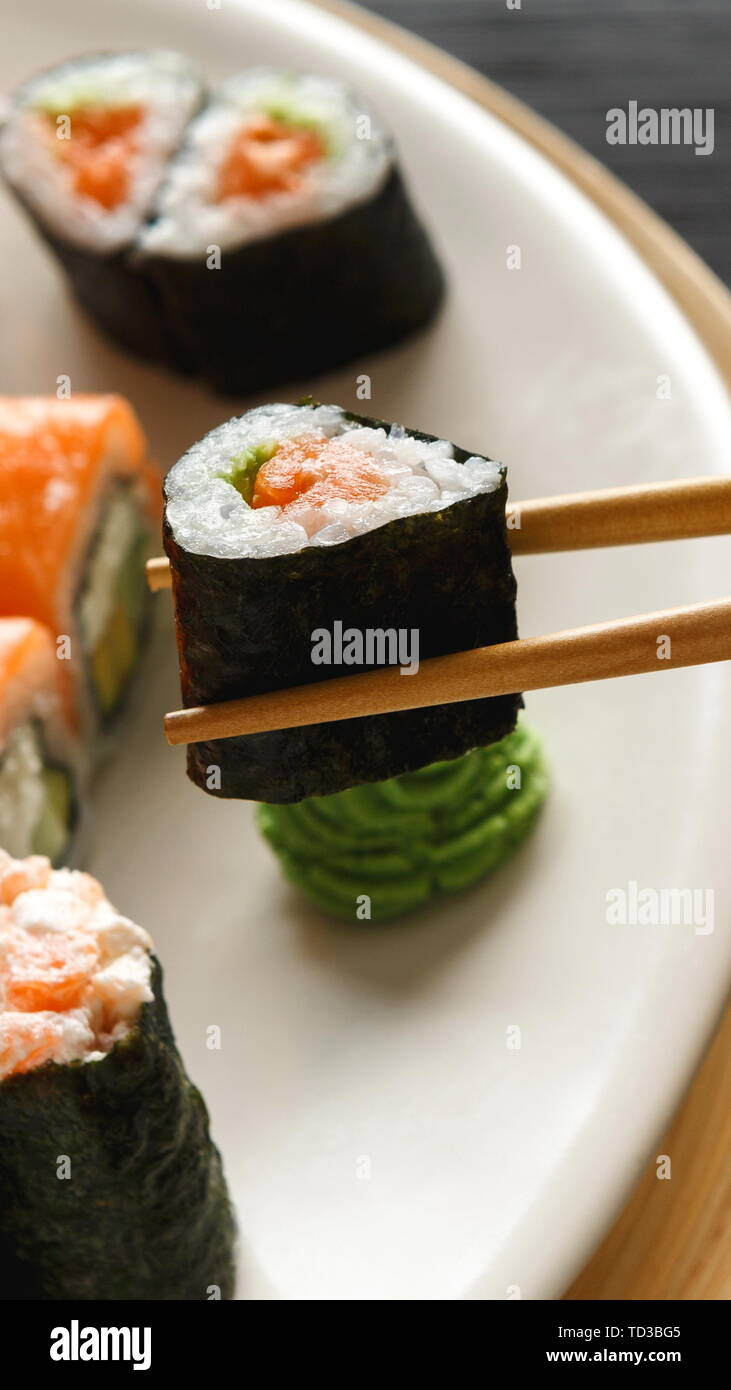 Essen sushi Maki im japanischen Restaurant mit Holzstäbchen Stockfoto