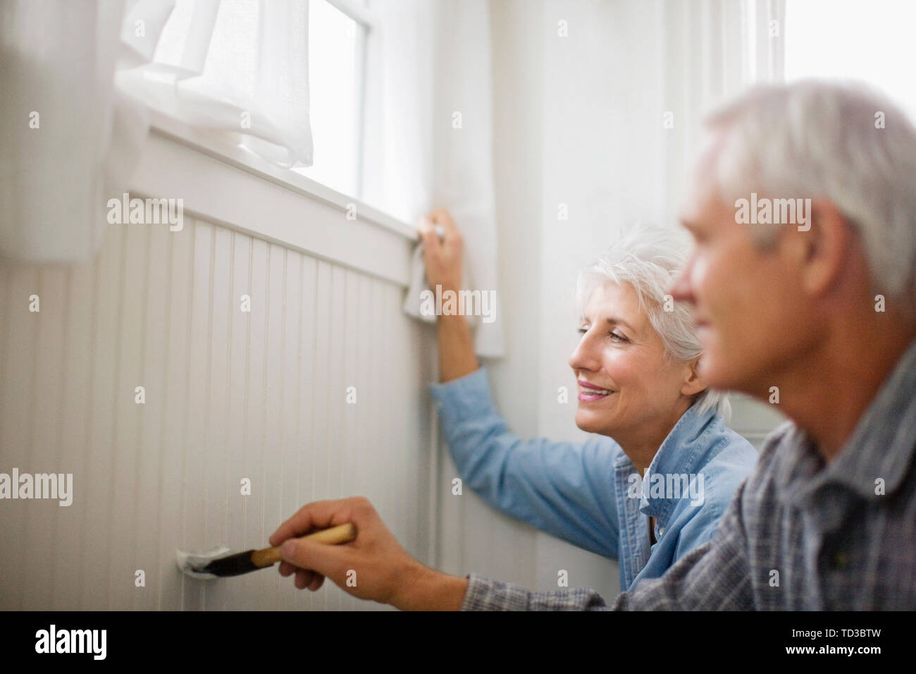 Reifes Paar Malerei ein Haus. Stockfoto
