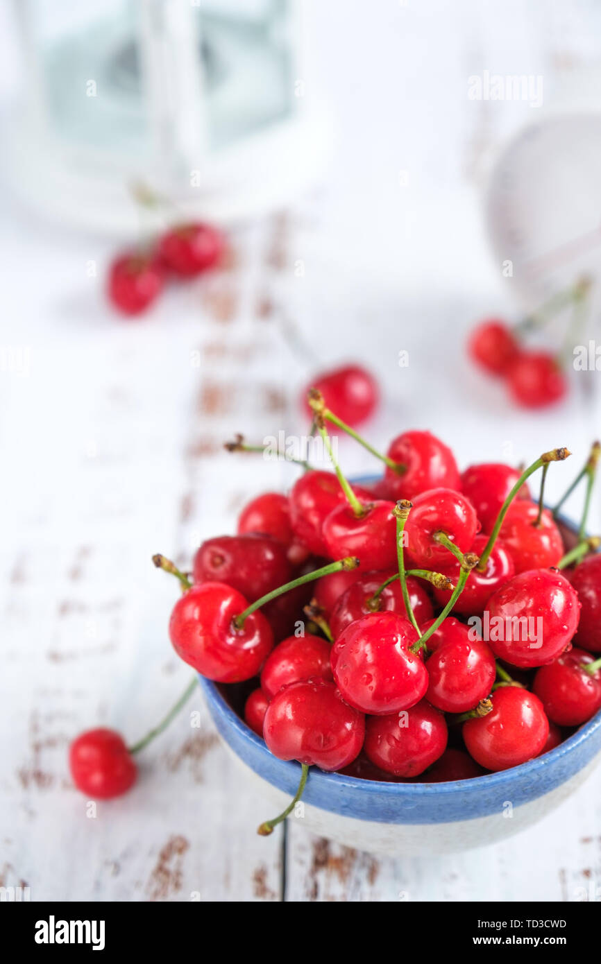 Frisch Obst rote Kirschen im Sommer abgeholt Stockfoto