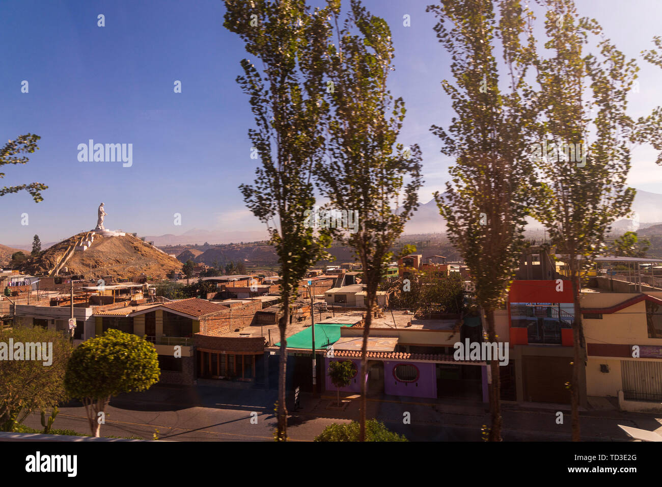 Szenen aus einem Bus-Fenster auf dem Weg nach Arequipa, Peru, Südamerika Stockfoto