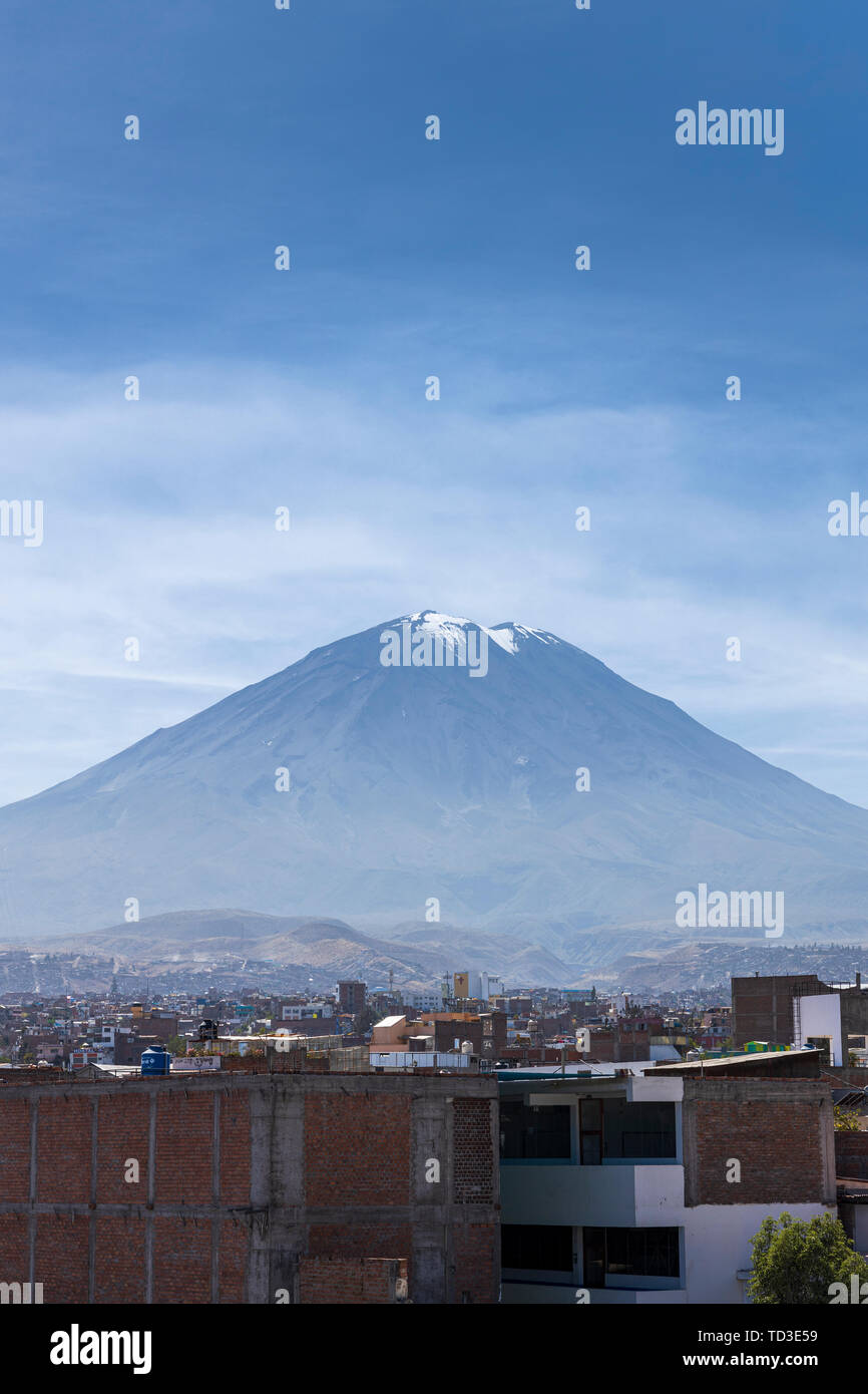 Vulkan El Misti gesehen von Arequipa, Peru, Südamerika Stockfoto