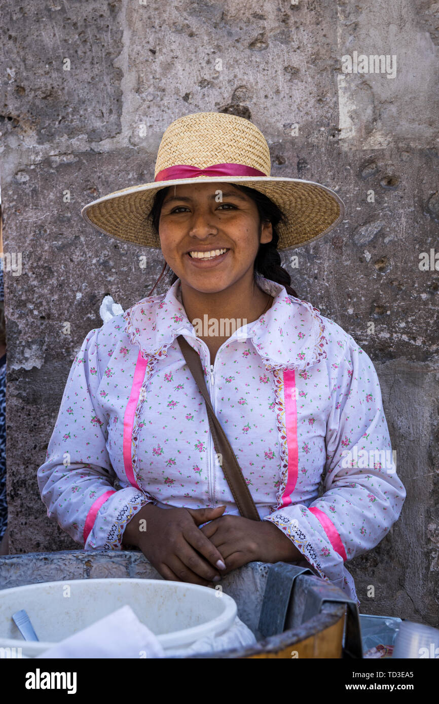 Porträt eines Eis Verkäufer auf der Straße in Arequipa, Peru, Südamerika Stockfoto
