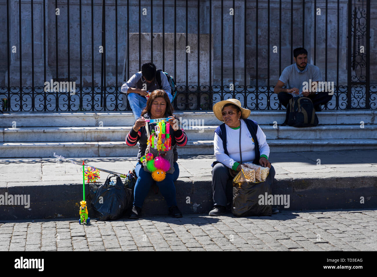 Frauen Straßenverkäufer setzte sich auf Schritte in der Plaza de Armas in Cusco, Peru, Südamerika Stockfoto
