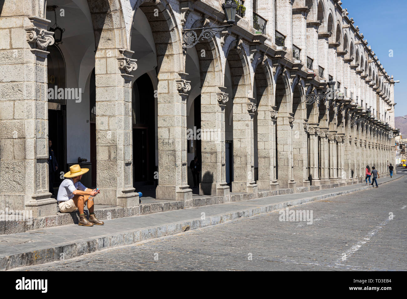 Zeile im Kolonialstil in Bögen in der Plaza de Armas, dem Hauptplatz in Arequipa, Peru, Südamerika Stockfoto