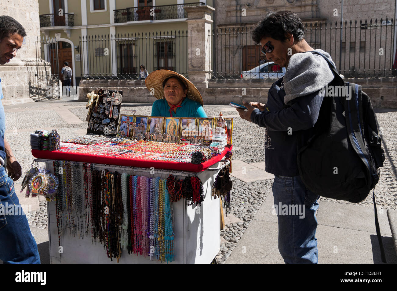 Frau Verkauf von religiösen Schnickschnack außerhalb der Kirche der Compania de Jesus, der Gesellschaft Jesu, Katholische, Arequipa, Peru, Südamerika Stockfoto