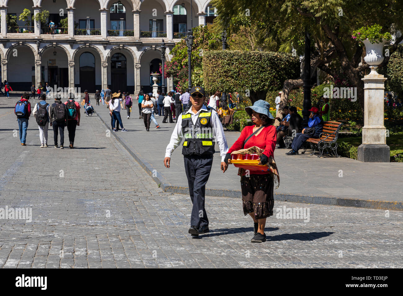 Frau Straße Verkäufer wird durch einen städtischen Polizisten entfernt vom Plaza de Armas, dem Hauptplatz, Arequipa, Peru, Südamerika begleitet Stockfoto Frau Straße Verkäufer wird durch einen städtischen Polizisten entfernt vom Plaza de Armas, dem Hauptplatz, Arequipa, Peru, Südamerika begleitet Stockfoto