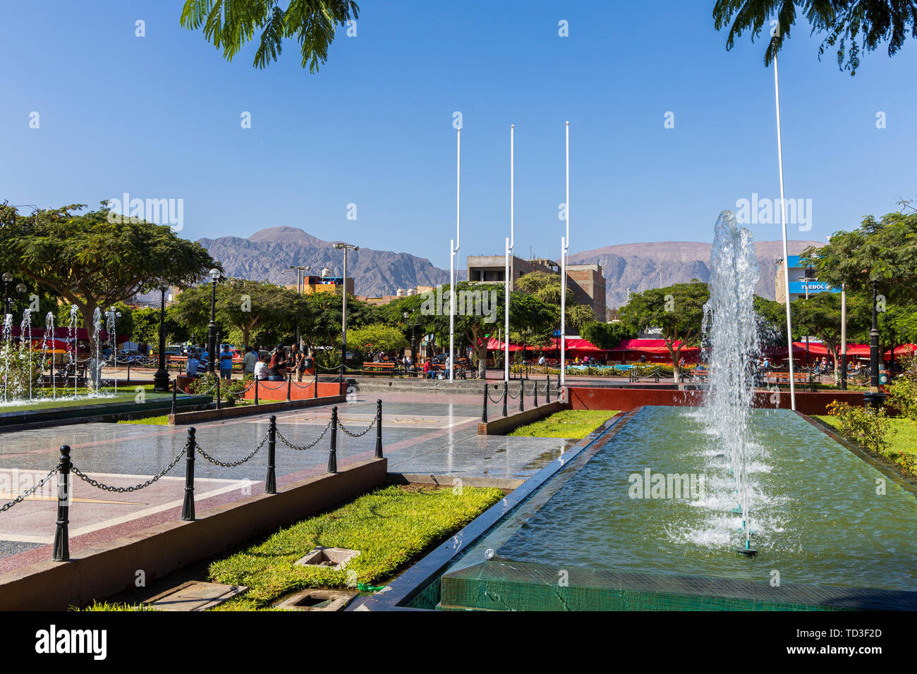 Brunnen in der Plaza de Armas, dem Hauptplatz in Nazca, Peru, Südamerika Stockfoto