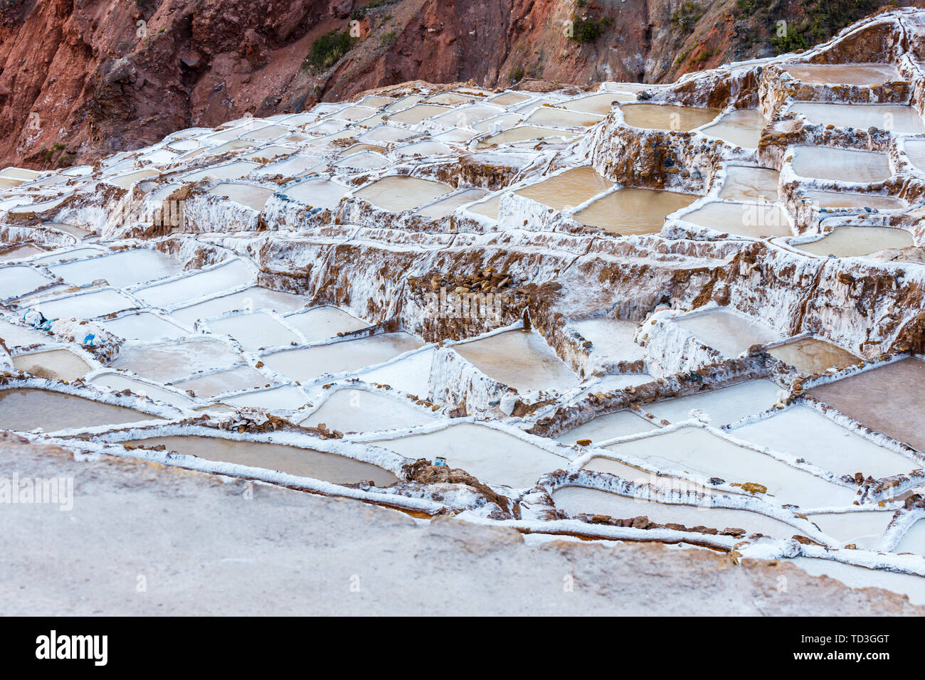 Maras Salinen in Peru's Heilige Tal, wo lokale Leute mir Salz seit Jahrhunderten Stockfoto