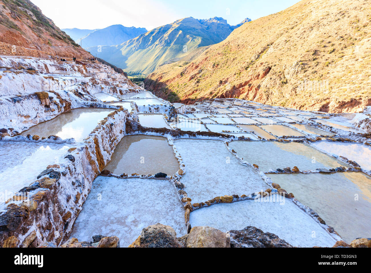 Maras Salinen in Peru's Heilige Tal, wo lokale Leute mir Salz seit Jahrhunderten Stockfoto