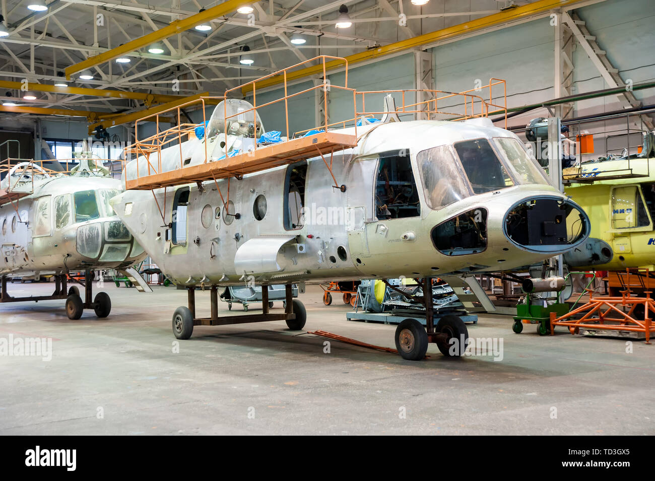 In Tjumen, Russland - Juni 5, 2019: Flugzeug Reparatur hubschrauber UTair Engineering Anlage. Mi-8 Helikopter während maintencance und Reparatur im Dienst hanga Stockfoto