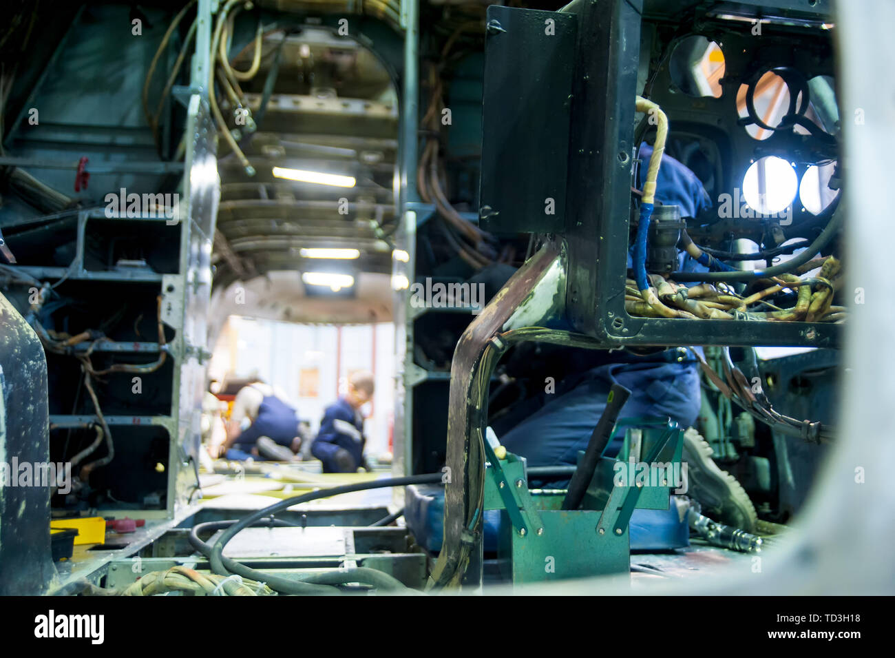 In Tjumen, Russland - Juni 5, 2019: Flugzeug Reparatur hubschrauber UTair Engineering Anlage. Mi-8 Helikopter während maintencance und Reparatur im Dienst hanga Stockfoto