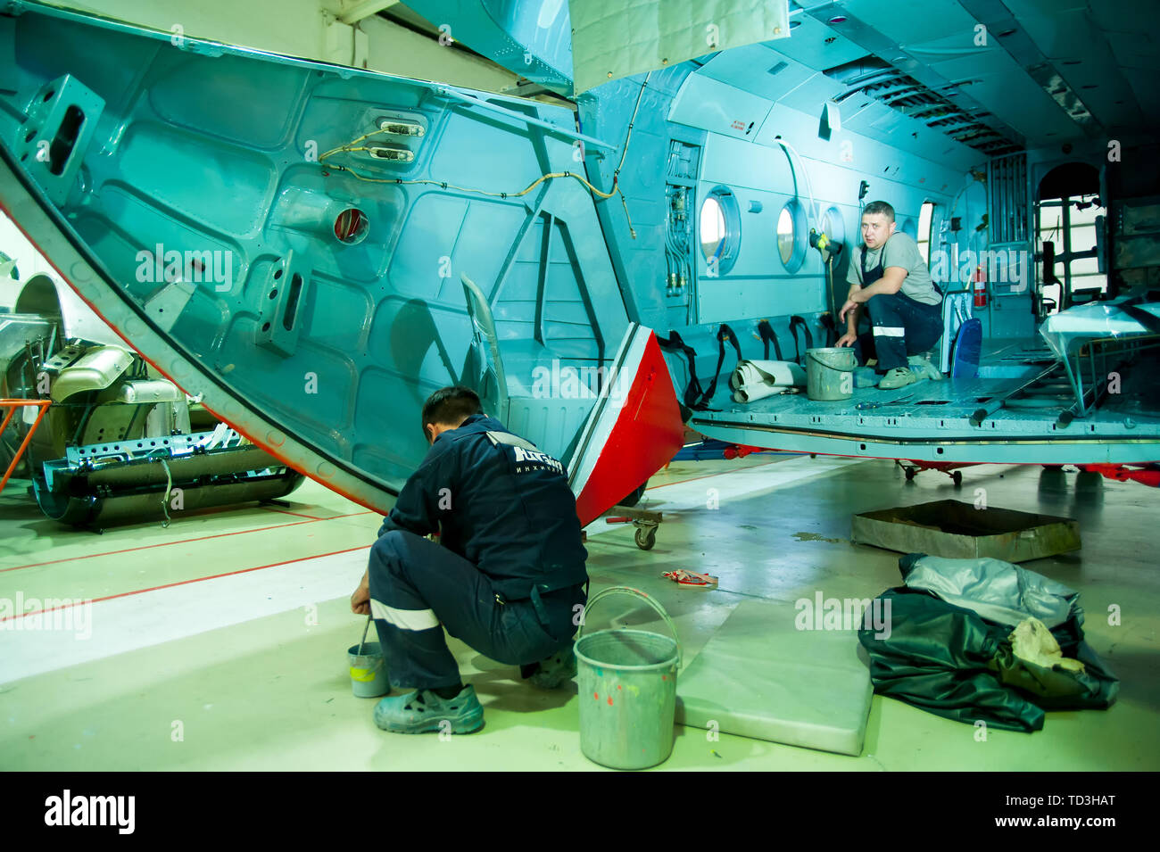 In Tjumen, Russland - Juni 5, 2019: Flugzeug Reparatur hubschrauber UTair Engineering Anlage. Arbeitnehmer die Aufrechterhaltung eines Hubschraubers Mi-8 Stockfoto