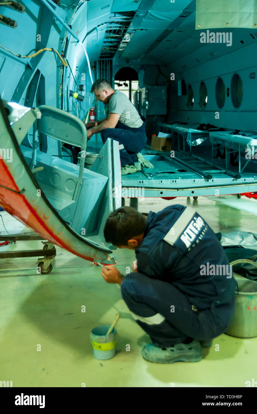 In Tjumen, Russland - Juni 5, 2019: Flugzeug Reparatur hubschrauber UTair Engineering Anlage. Arbeitnehmer die Aufrechterhaltung eines Hubschraubers Mi-8 Stockfoto