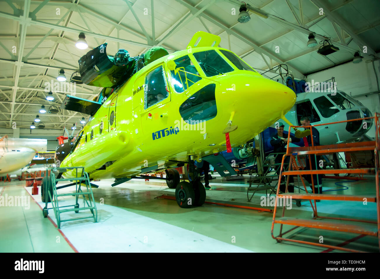 In Tjumen, Russland - Juni 5, 2019: Flugzeug Reparatur hubschrauber UTair Engineering Anlage. Mi-8 Helikopter während maintencance und Reparatur im Dienst hanga Stockfoto