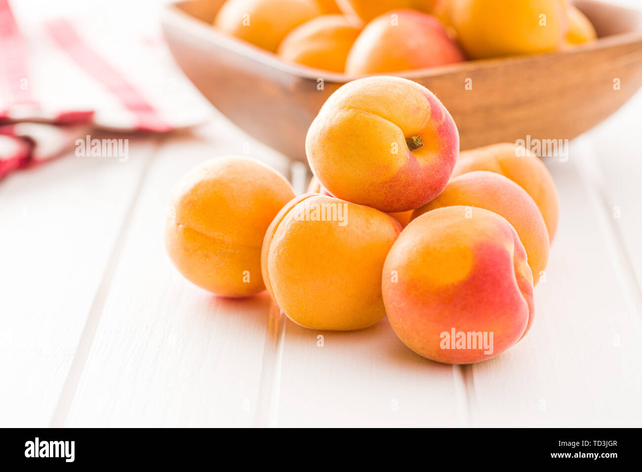 Süße Aprikosen Früchte auf weißer Tisch. Stockfoto