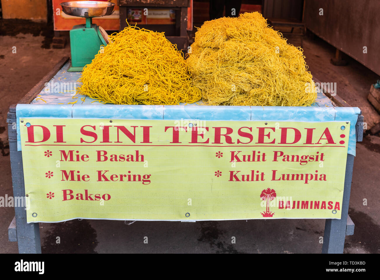 Makassar, Sulawesi, Indonesien - 28. Februar 2019: Terong Street Market. Nahaufnahme von zwei Haufen frisch zubereitete Nudeln gelb auf blau. S Stockfoto