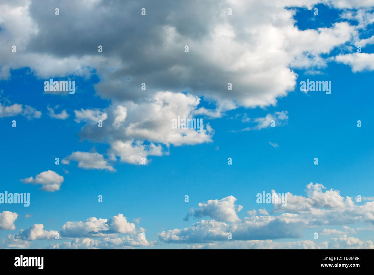 Schönen Sommer Himmel mit weißen Wolken cumulus Stockfoto