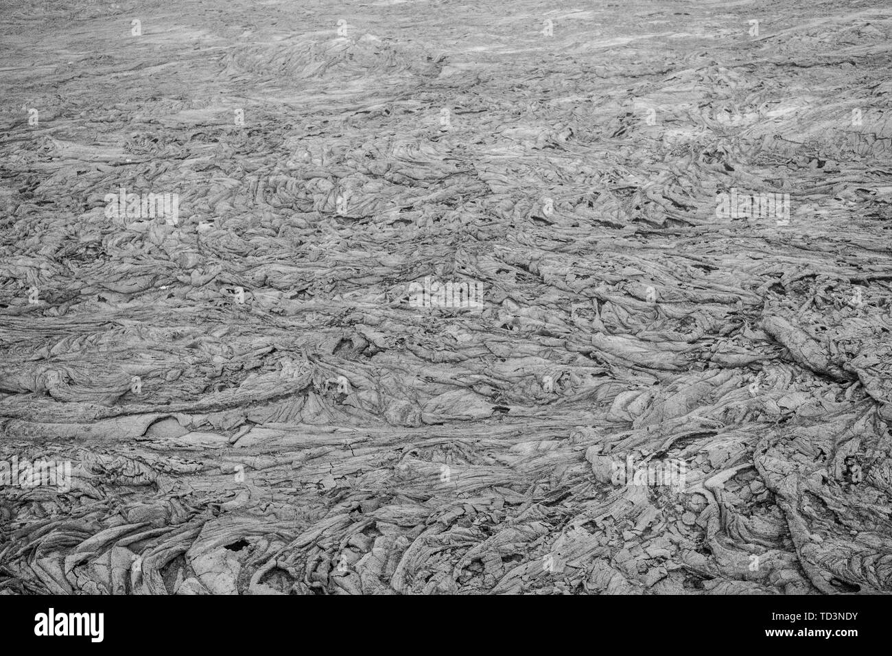 Ein Feldweg führt zum Erta Ale Vulkan, eine ständig aktive basaltische Lava Shield Vulkan und See in der Ferne Region Äthiopiens Stockfoto