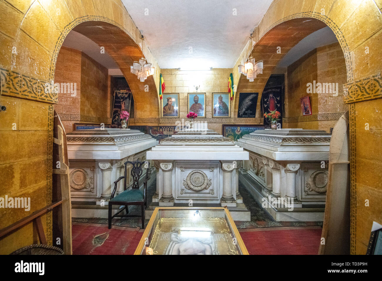 Die königlichen Gräber und Artefakte innerhalb der Beata Maryam Kirche, Ruhestätte von Menelik II. und seiner Frau und seiner Tochter. Addis Abeba, Äthiopien. Stockfoto