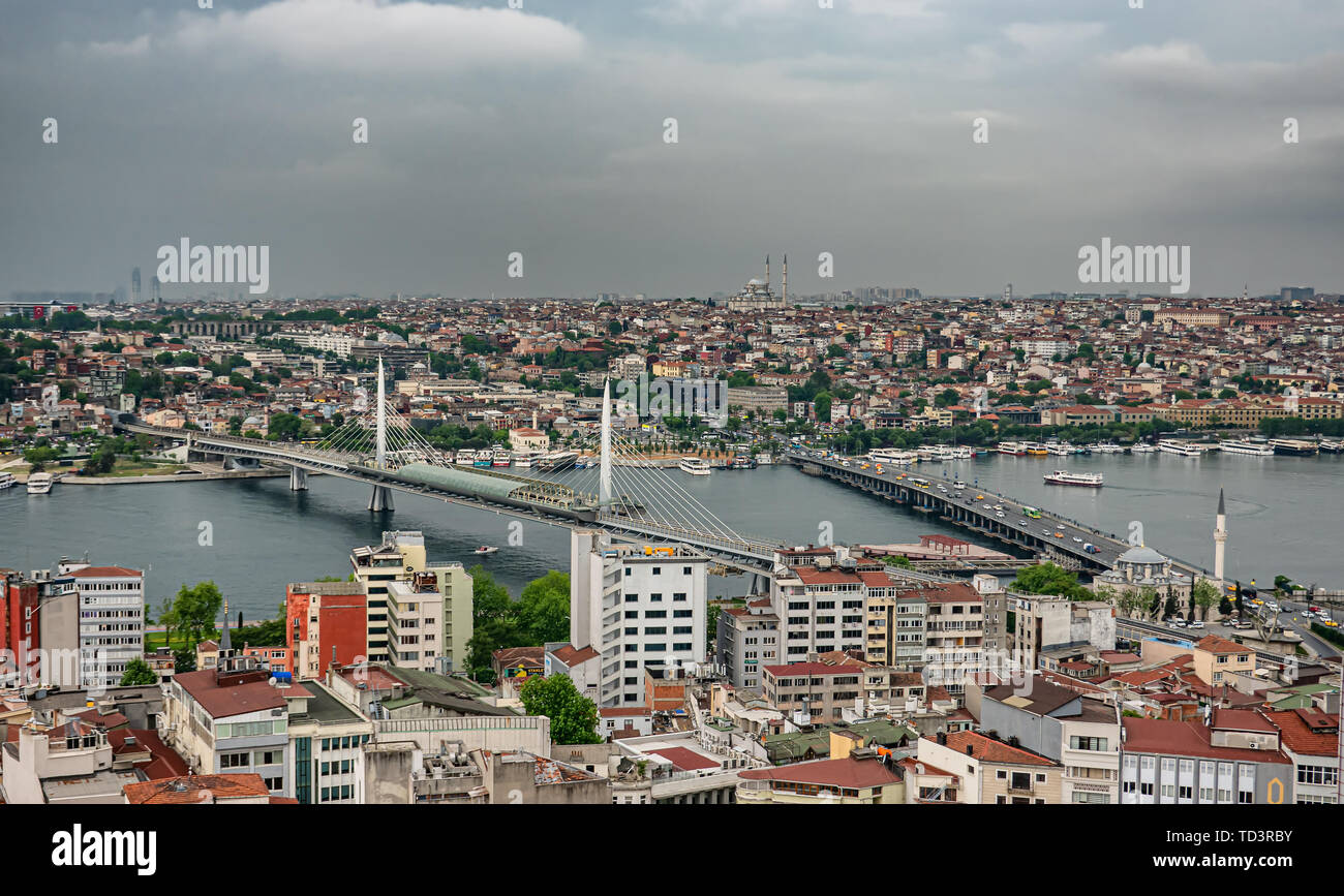 Das Goldene Horn und die Brücken von oben gesehen in Istanbul, Türkei Stockfoto