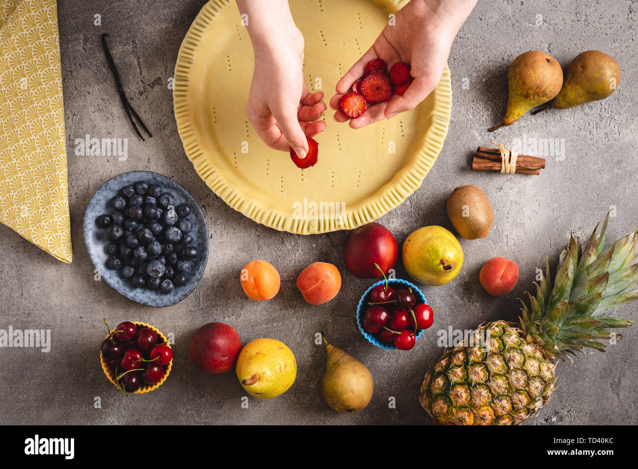 Frischen Teig Obst Torte Torte Vorbereitung. Zutaten zum Backen von Kuchen. Gesunde Ernährung und Diät Konzept. Stockfoto