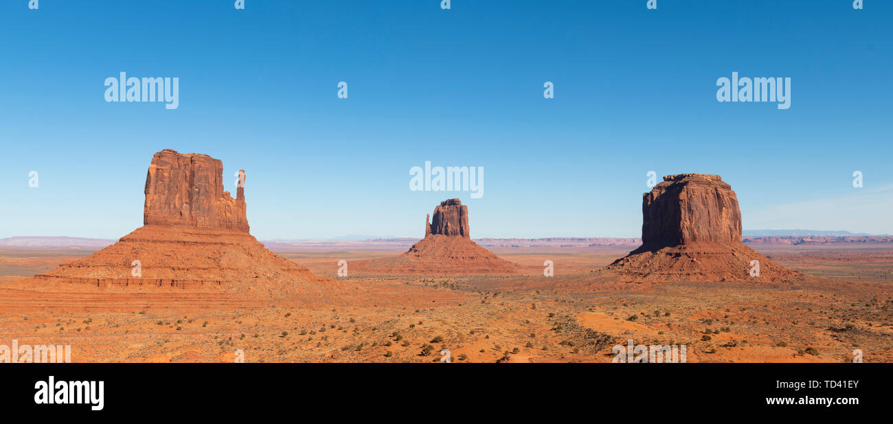Sandstein Buttes im Monument Valley Navajo Tribal Park auf der Arizona-Utah Grenze, Vereinigte Staaten von Amerika, Nordamerika Stockfoto