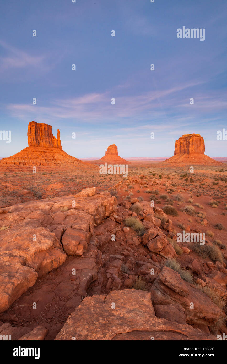 Sandstein Buttes im Monument Valley Navajo Tribal Park auf der Arizona-Utah Grenze, Vereinigte Staaten von Amerika, Nordamerika Stockfoto