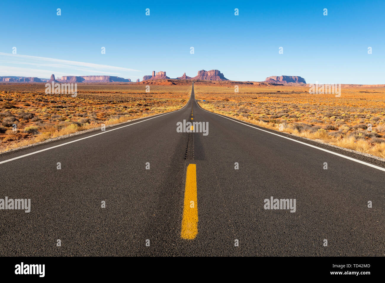 Der Straße bis zum Monument Valley Navajo Tribal Park auf der Arizona-Utah Grenze, Vereinigte Staaten von Amerika, Nordamerika Stockfoto