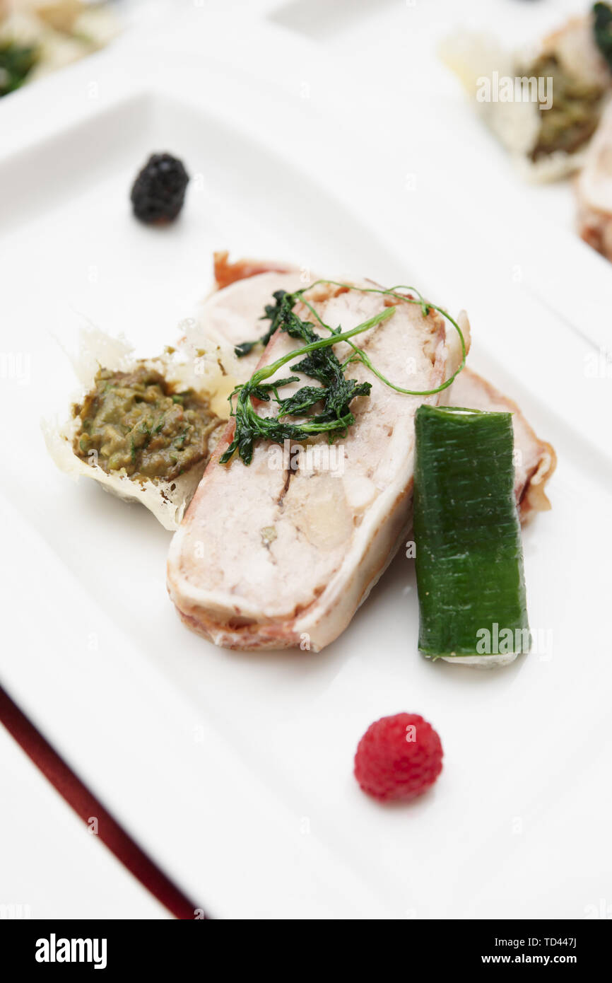 Geschnetzeltes Fleisch Roll auf Platte mit Blackberry und Himbeere - kreative Gericht Stockfoto