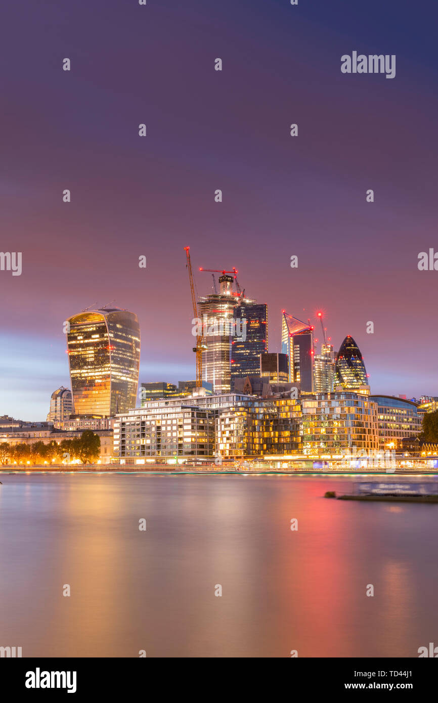 Die Stadt von der South Bank der Themse, London, England, Vereinigtes Königreich, Europa Stockfoto