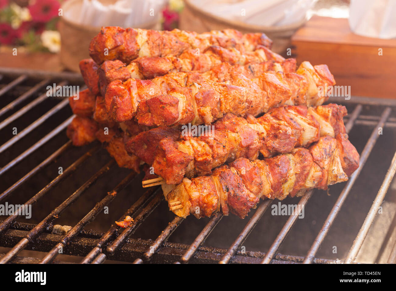 Spieße auf dem Grill rösten Stockfoto